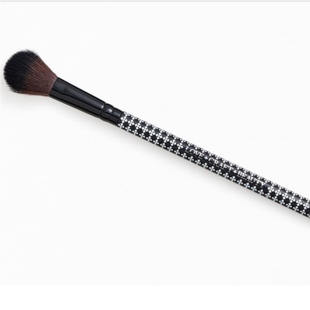 NWT Love+Craft+Beauty Highlighter Brush #9